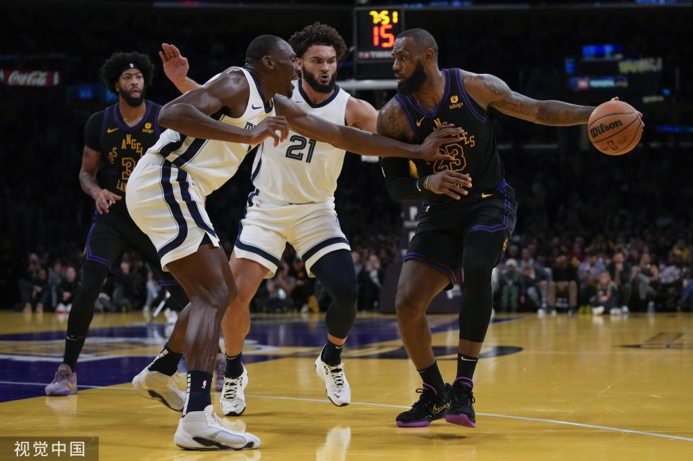 通过采用跨 通过采用跨